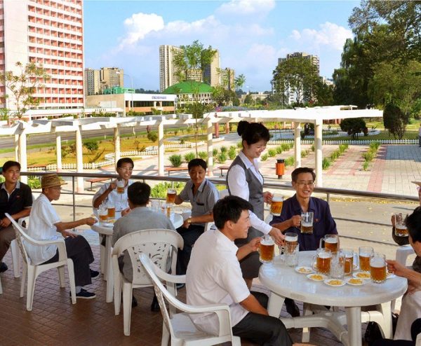 南浦市主办的大同江啤酒节